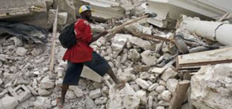 Una joven trata de identificar a uno de los numerosos cadáveres que se han localizado en Puerto Príncipe. / Efe