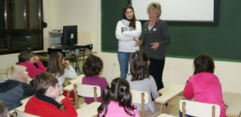 La concejala Paloma Maroto asistió a una sesión en el Colegio San José.