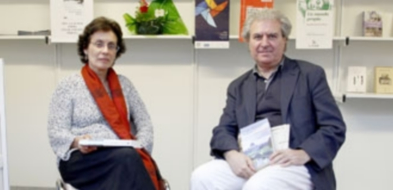 César Antonio Molina firma ejemplares de su último trabajo. / Nerea Llorente