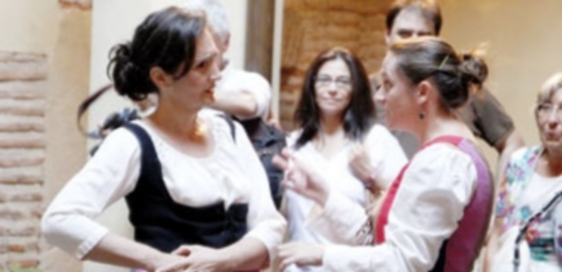 Caminata cervantina 1 Dos de los personajes de las ‘Andanzas de Cervantes en Segovia’ en la Casa-Museo de Rodera-Robles ante la atenta mirada del público. / Nerea Llorente