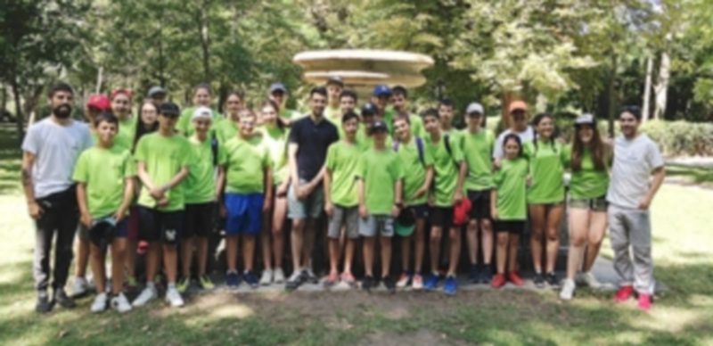 El concejal Álvaro Serrano ha acompañado esta semana a algunos de los participantes de los campamentos. / E. A.