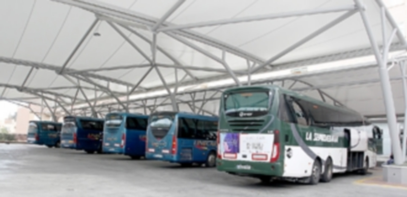 Autobuses aparcados en las dársenas bajo la nueva estructura diseñada por Javier Tejera Parra y José Javier Bataller Enguix. / NEREA LLORENTE