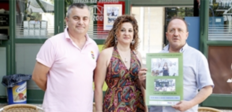 Los Jardinillos de San Roque reciben al grupo ‘Formato a tres’ este sábado 1 Miembros del grupo ‘Formato a tres’ junto a Francisco del Caño posando con el cartel de la verbena. / Nerea Llorente