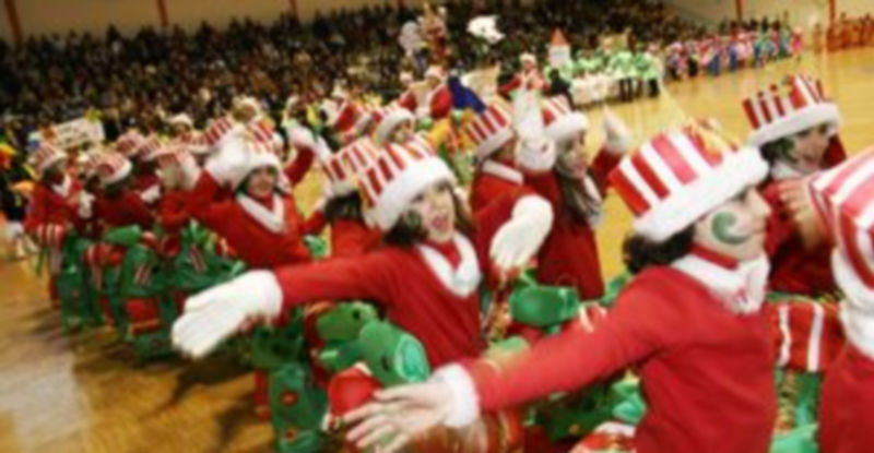 El concurso infantil de disfraces  trasladó su desarrollo al polideportivo municipal que también acogerá hoy y mañana las fiestas infantiles./Gabriel Gómez