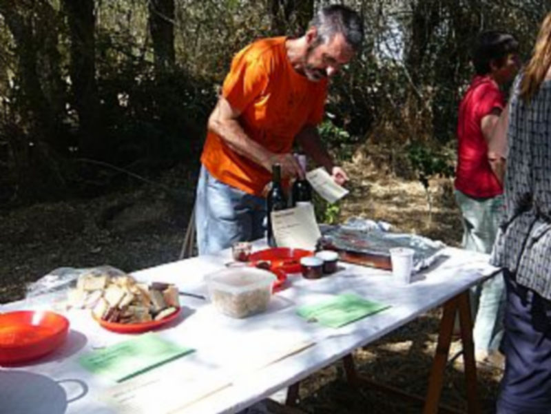 Los agricultores y ganaderos de la provincia reparten sus productos durante la comida campestre.  / El Adelantado