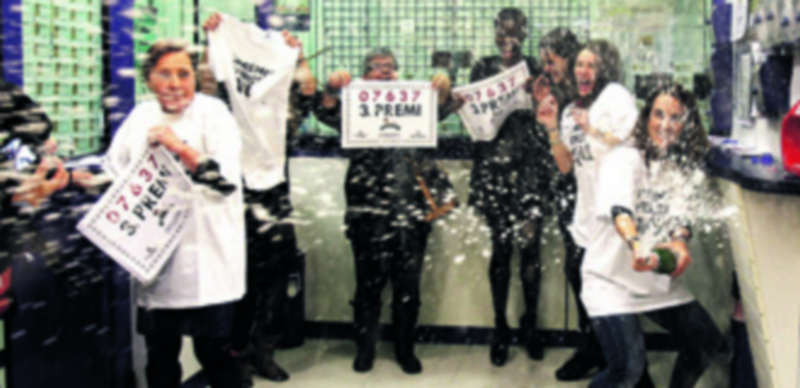 La administración de L’Hospitalet donde se vendió el tercer premio acogió una gran fiesta de celebración. / Efe