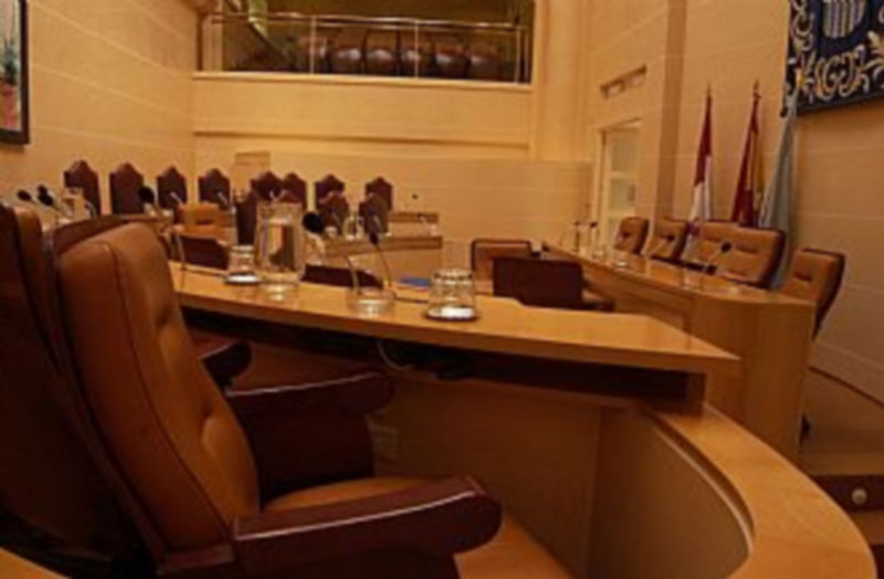 Salón de plenos del Ayuntamiento de Segovia. La corporación está integrada por 25 miembros./ JUAN MARTÍN