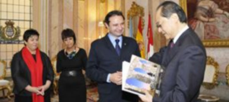 El diplomático nipón hojea un libro dedicado a Segovia que le obsequió el alcalde Pedro Arahuetes./ JUAN MARTÍN