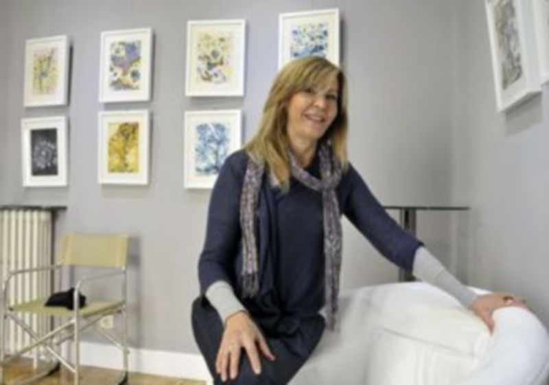 Rosario Naranjo posa ante un conjunto de obras de pequeño formato