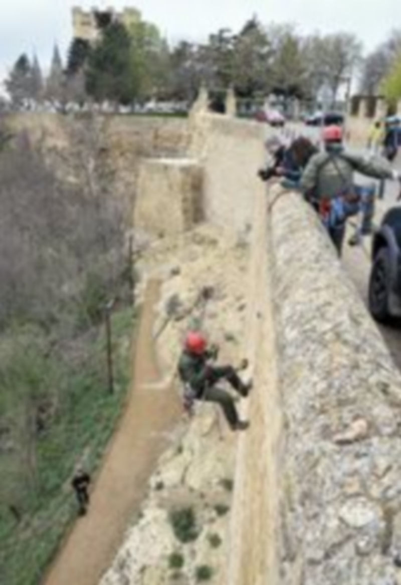 Un agente medioambiental se descuelga por la muralla para colocar en los mechinales las cajas-nido. / E.A.