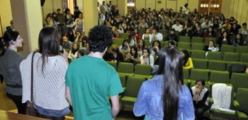 Los integrantes del foro “Segovia en vela” aprovecharon un descanso de las Jornadas de Creatividad para informar de las acciones de protesta./ Juan Martín.