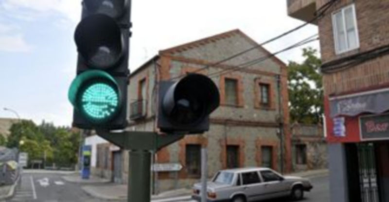 La Policía Local estudia una nueva regulación semafórica para el cruce de Vía Roma con la carretera de Trescasas. /J.Martín