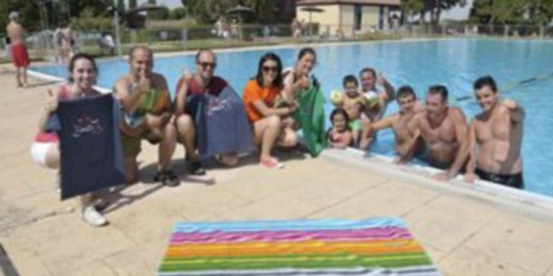 Los integrantes de la asociación y algunos participantes del evento durante el desarrollo de la campaña. / Juan Martín