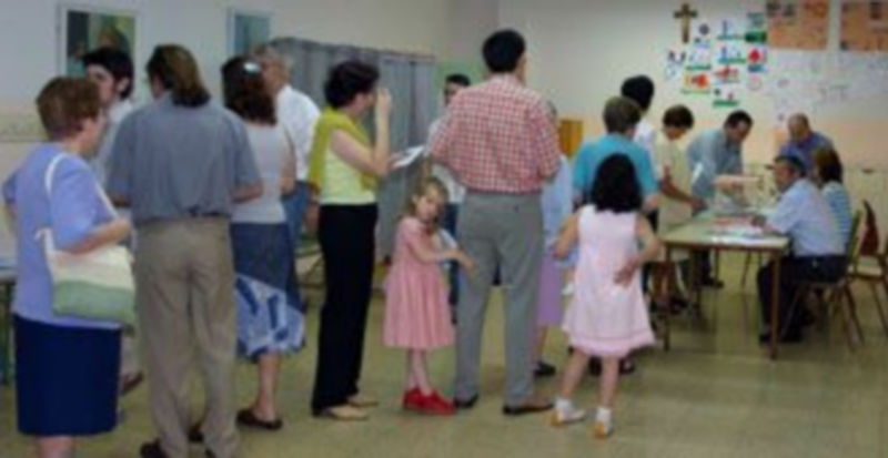 Un grupo de votantes espera para ejercer su derecho