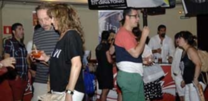 Entre gin tonics y vermús 1 Muchos segovianos se acercaron a disfrutar del vermú por la mañana y de los gin tonics por la tarde. / Elena Peña