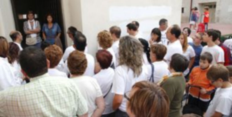 Un momento de la protesta del lunes de padres y alumnos ante el colegio de Vallelado./ GABRIEL GÓMEZ