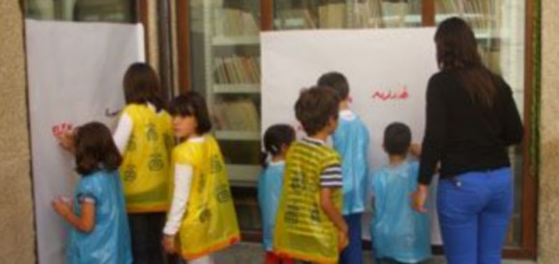 Un grupo de niños realiza un mural en el patio de la Biblioteca Pública de Segovia