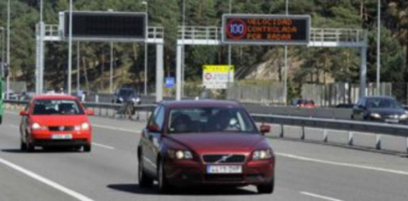 Varios vehículos circulando por la autopista a Madrid. / Pedro Merino