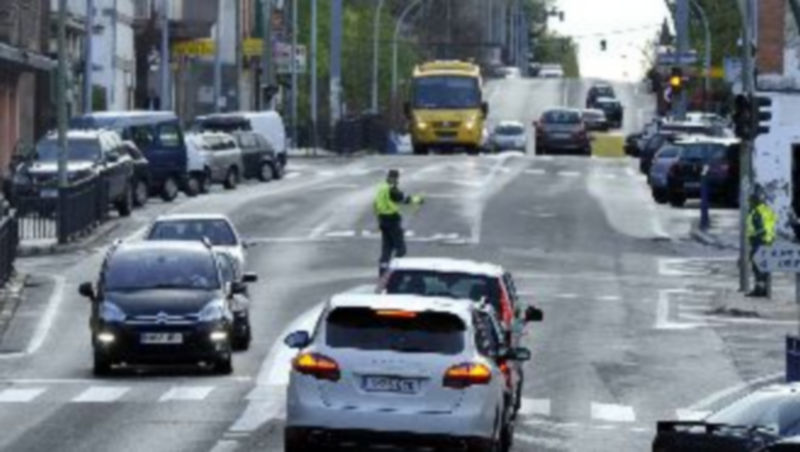 Imagen de archivo de agentes de la Guardia Civil regulando el tráfico en la N-VI a su paso por San Rafael. / Pedro Merino