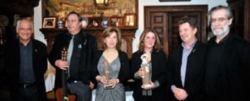 Los representantes de El Nuevo Mester de Juglaría agradecieron el premio otorgado por los periodistas./ Kamarero