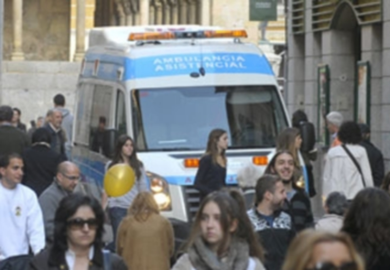 Una ambulancia asistencial atiende una urgencia en el centro de la ciudad. / El Adelantado