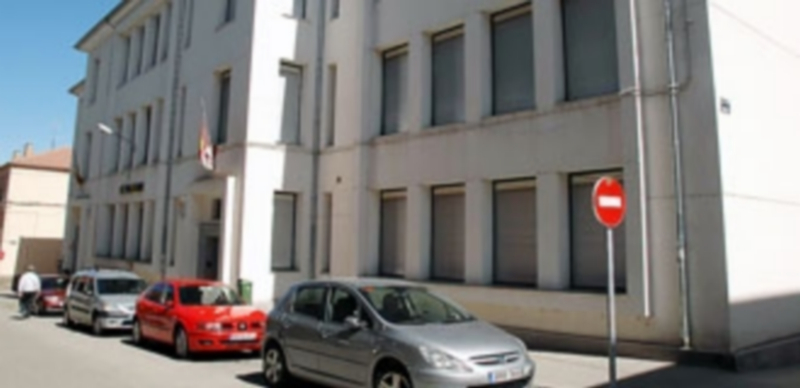 Fachada principal del colegio público Villalpando