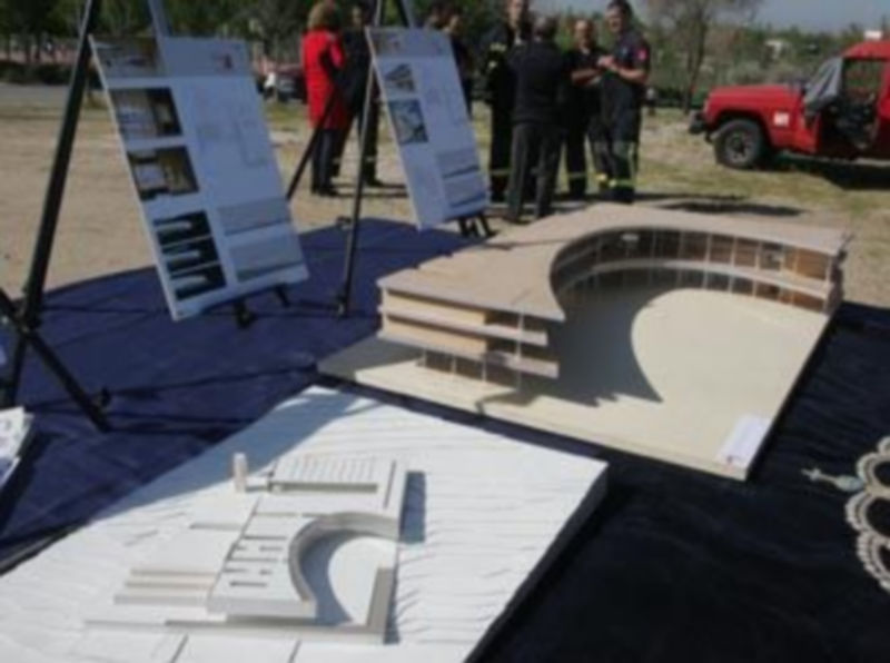 Las maquetas y paneles del edificio fueron expuestas en el acto celebrado ayer en la parcela de Nueva Segovia./F.PEÑALOSA