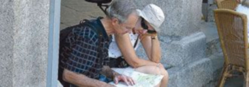 Una pareja de turistas en una calle segoviana. Las jornadas buscan mejorar la atención a los visitantes. / Kamarero