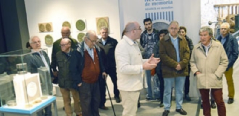 García Herrero guió a los asistentes por la muestra. / TAMARA DE SANTOS