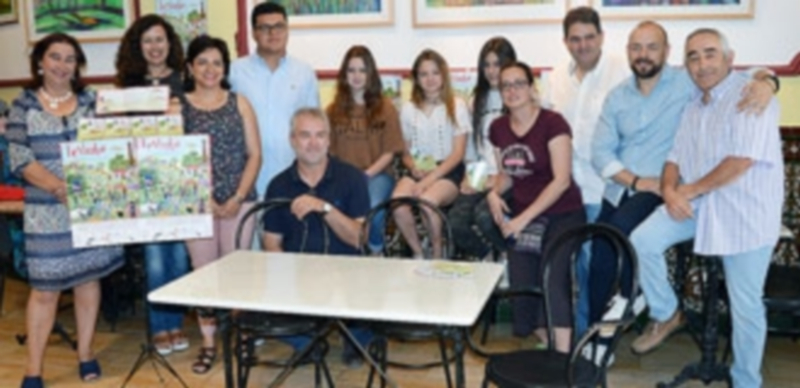 Alicia Palomo posa en el bar Santana junto a los colectivos que participan en la organización de Femuka. / TAMARA DE SANTOS