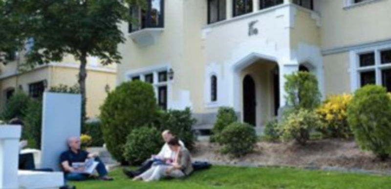 Campus de IE situado en el distrito financiero de Madrid. / El Adelantado