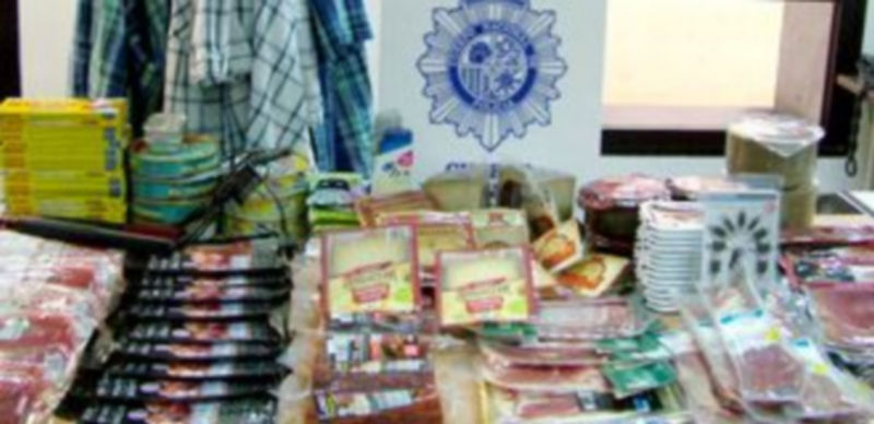 Diversos alimentos intervenidos a los tres detenidos. / El Adelantado.