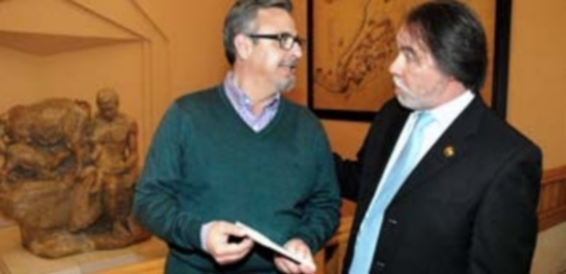 Amando Carabias (i.) presentó su último poemario junto a Santiago López Navia (d.)