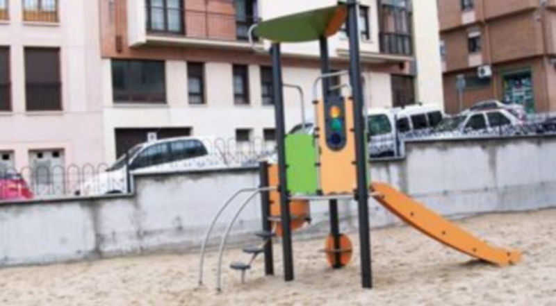 El área de juego infantil se ha instalado en el arenero de la Plazuela de Santa Isabel./EL ADELANTADO