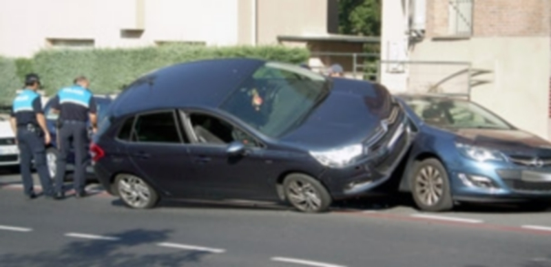 Imagen del vehículo accidentado en la calle Doctor Tapia ayer por la mañana. / Ángel Vallés