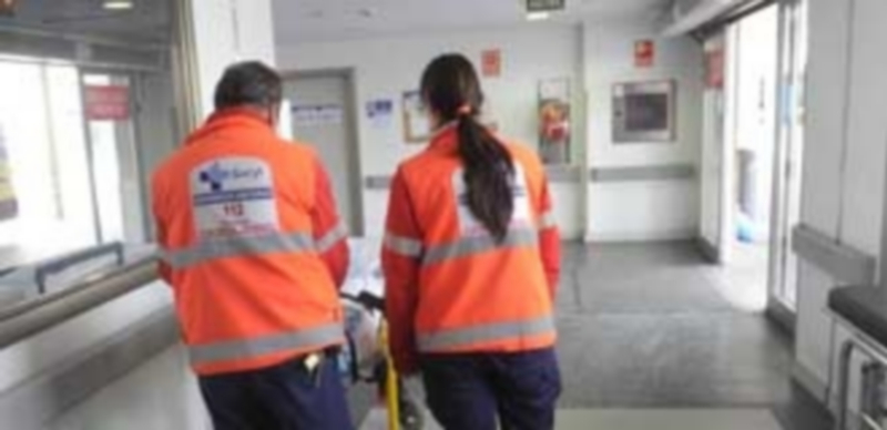 La consulta telefónica ayuda a mejorar el uso de los hospitales y de los servicios de emergencia. / Kamarero