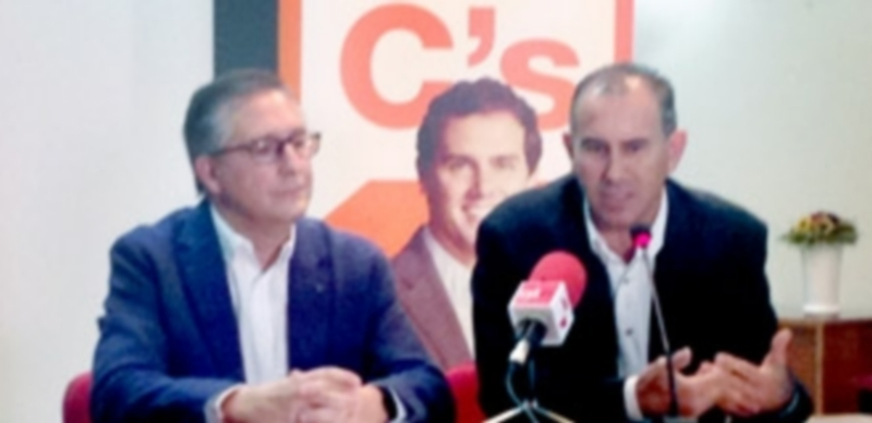 Rodríguez Recio se presenta como catalizadora del voto de centro 1 Alfonso Martín Gómez presentó a Javier Rodríguez Recio (izqd). / El Adelantado