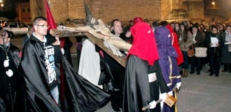 Cofrades e imagen a la salida de la iglesia de San Andrés