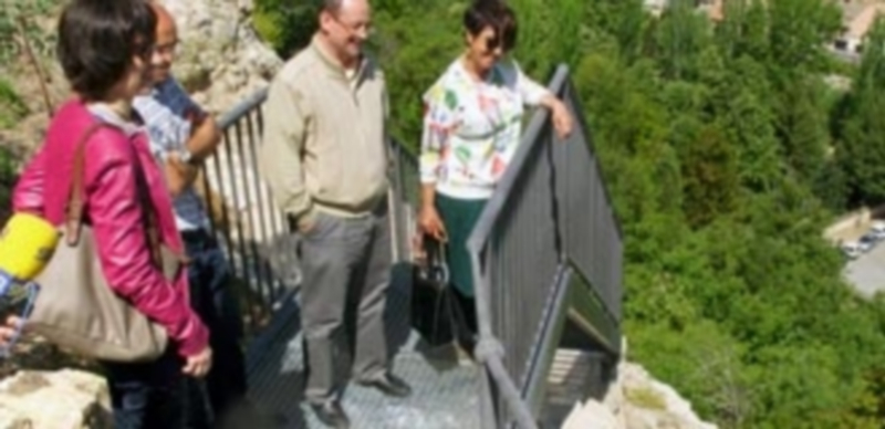 La concejala Claudia de Santos ha visitado esta semana el nuevo Mirador de la Cueva de la Zorra. / E. A.