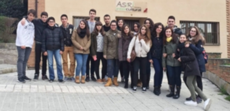 El proyecto Educando voluntarios opta al Premio a la Acción Magistral 2016 1 Un grupo de alumnos del instituto María Moliner ante la puerta del Centro Intercultural Asiri