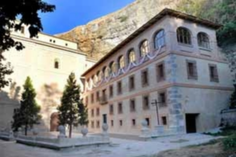 Los andamios no llegarán a la casa rectoral de La Fuencisla hasta el próximo mes. / juan martín