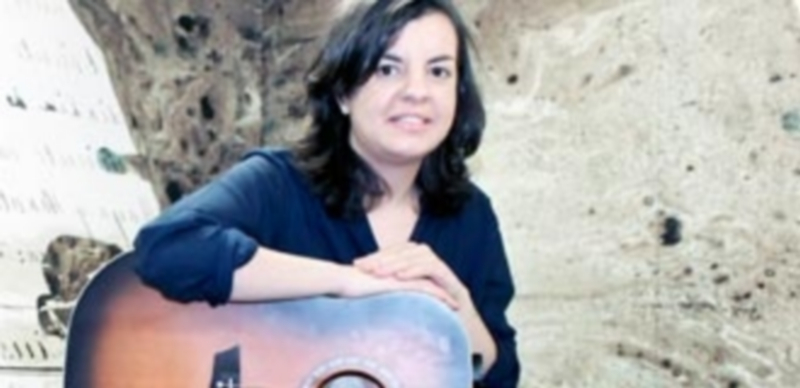 La cantautora segoviana Esther Zecco posó así en la sala de la Hemeroteca de El Adelantado en 2014. / EL ADELANTADO