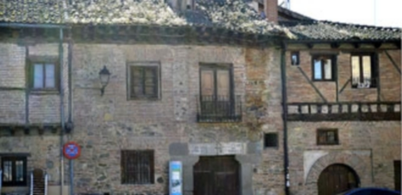 La cubierta de este edificio de la plaza de San Lorenzo está en mal estado