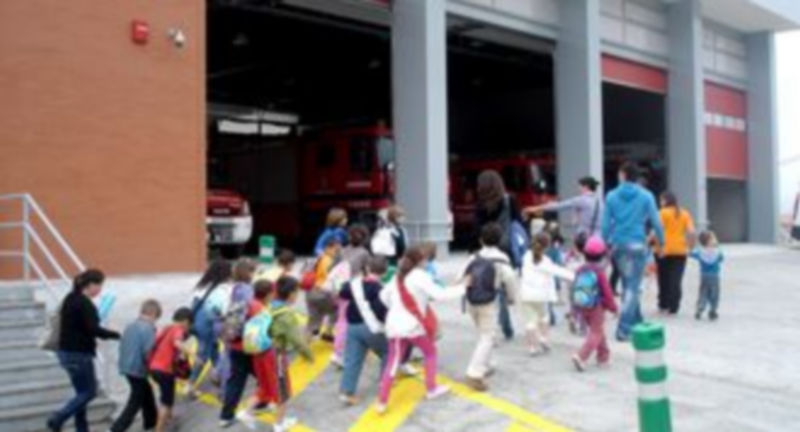 Los alumnos y profesores del Centro Rural Agrupado “Reyes Católicos” entrando al Parque de Bomberos. /El Adelantado