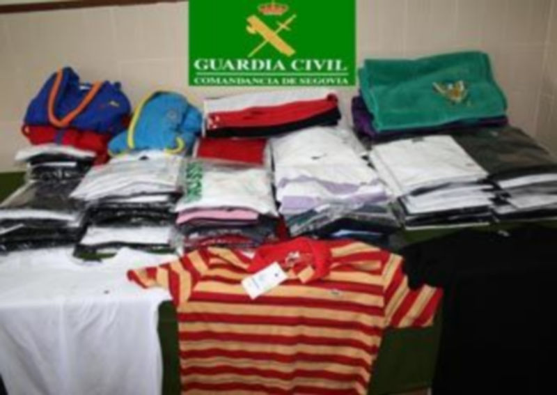 Algunas de prendas que han sido incautadas por los agentes. / El Adelantado