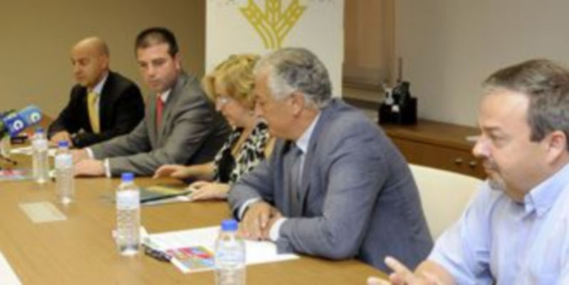 Los organizadores de la campaña y representantes de organismos públicos en la rueda de prensa de ayer en Caja Rural./ E.A.