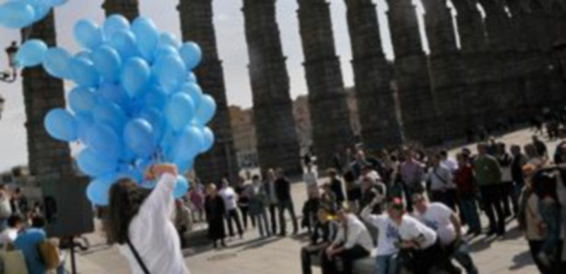 Un momento de la suelta de globos de color azul que organizó ayer la Asociación Autismo Segovia. / Alberto Benavente