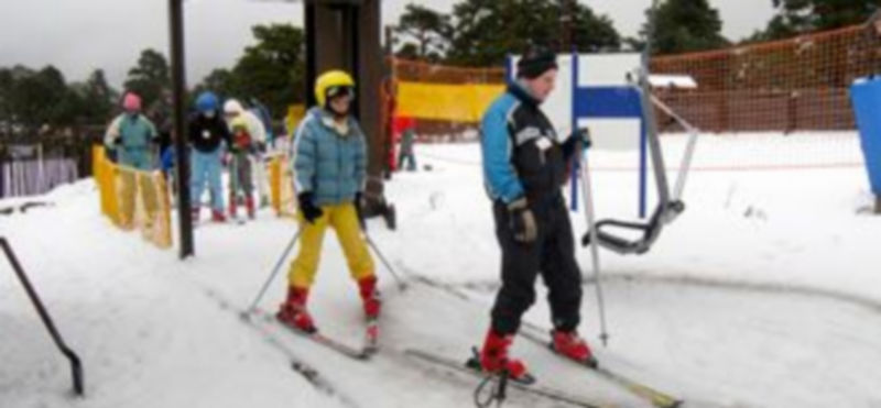 Algunos esquiadores disfrutaban ayer de la nieve en el puerto de Navacerrada. /ALBERTO BENAVENTE