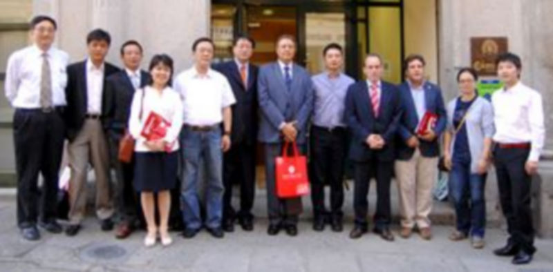 Los empresarios chinos posan con el presidente de la Cámara de Comercio a la entrada de la sede de la institución. / A. Benavente