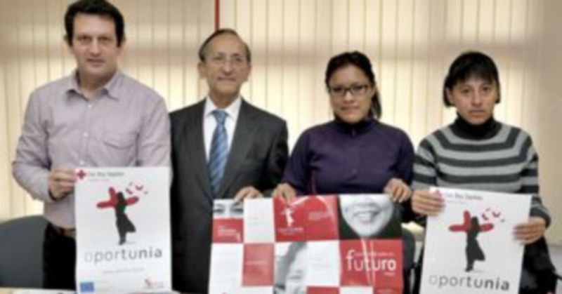 Los representantes de Cruz Roja junto a dos participantes del ‘Grupo de autoexpresión’ de Segovia./Alberto Benavente